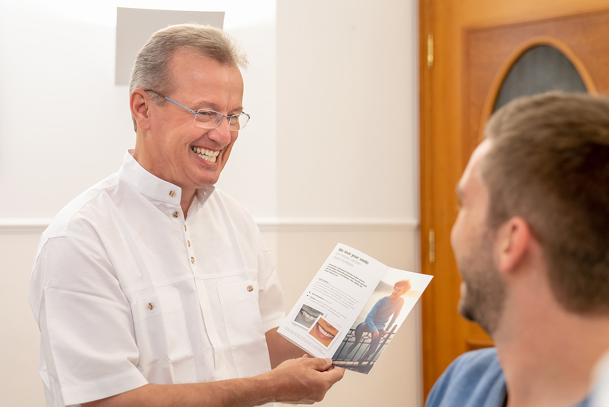 Lächeln Zahnbehandlung Zahnarzt Günzburg